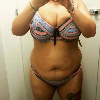 Duci fürdőruhás szelfi